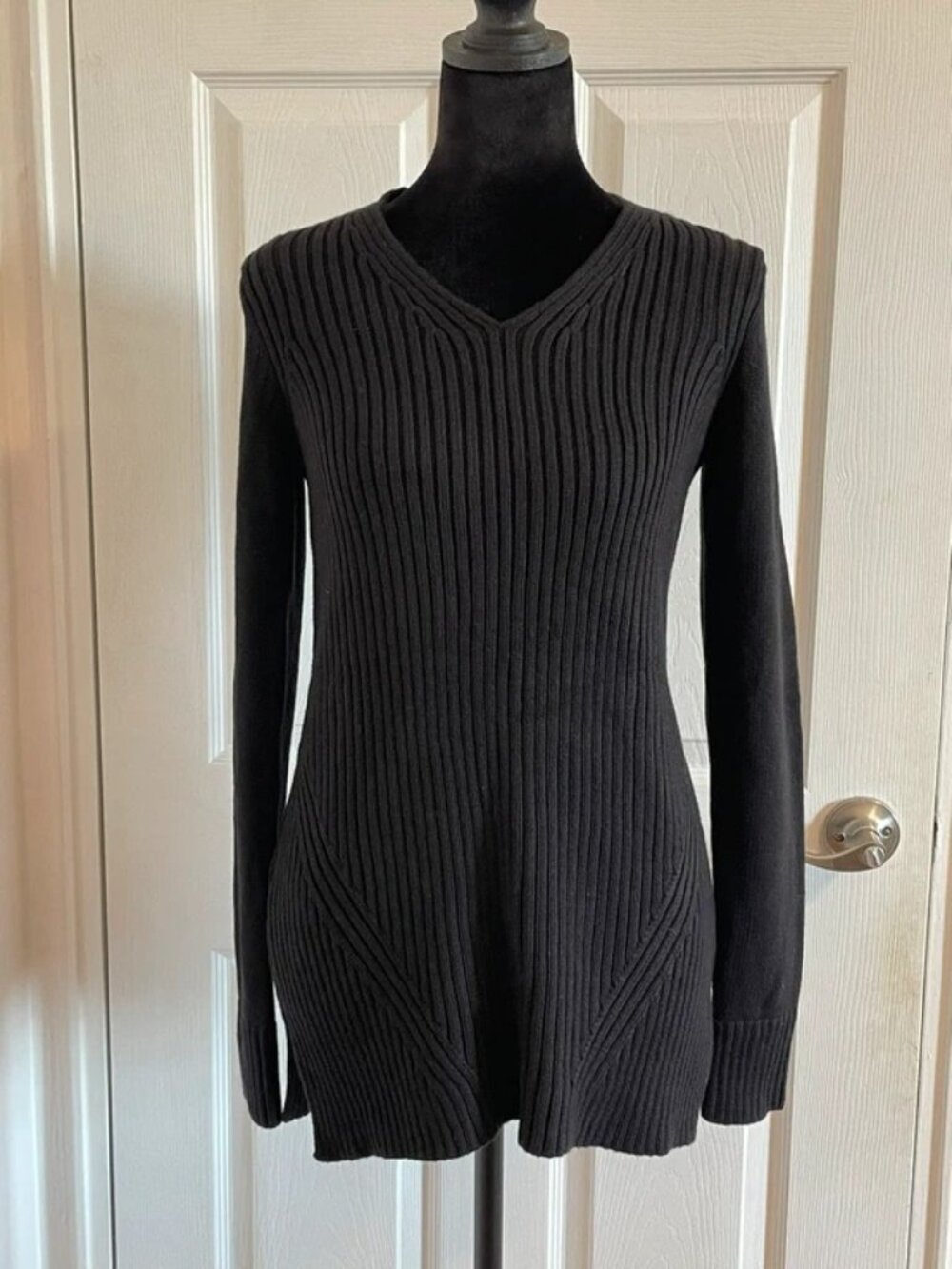 Ann Taylor Women’s Black Knit Ribbed V-Neck Sweater XXS NWT